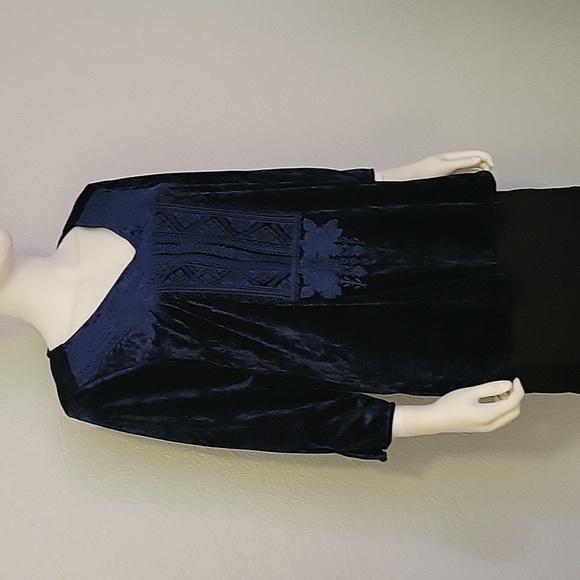 Andree BY UNIT Navy Blue Embroidered V-Neck Velvet Festival Blouse - Picture 2 of 10